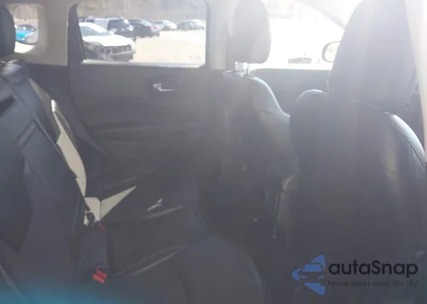 2020 Jeep Compass Latitude 4X4 z USA, uszkodzony, nr VIN 3C4NJDBB0LT117321